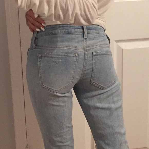 Low rise guess jeans (ripped knee) - Picture 3 of 4